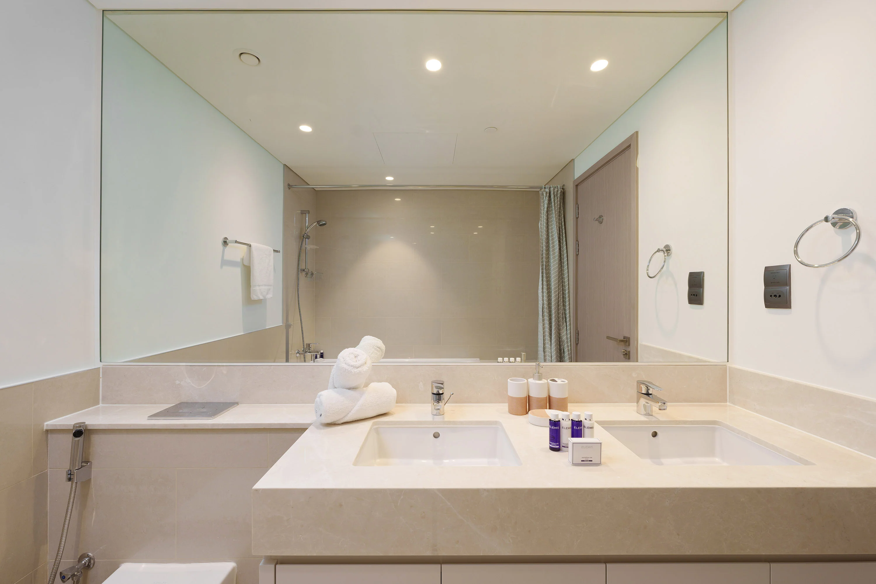 Posh & Arty Apt w/ Direct Burj Khalifa & Fountains Views - Image 19