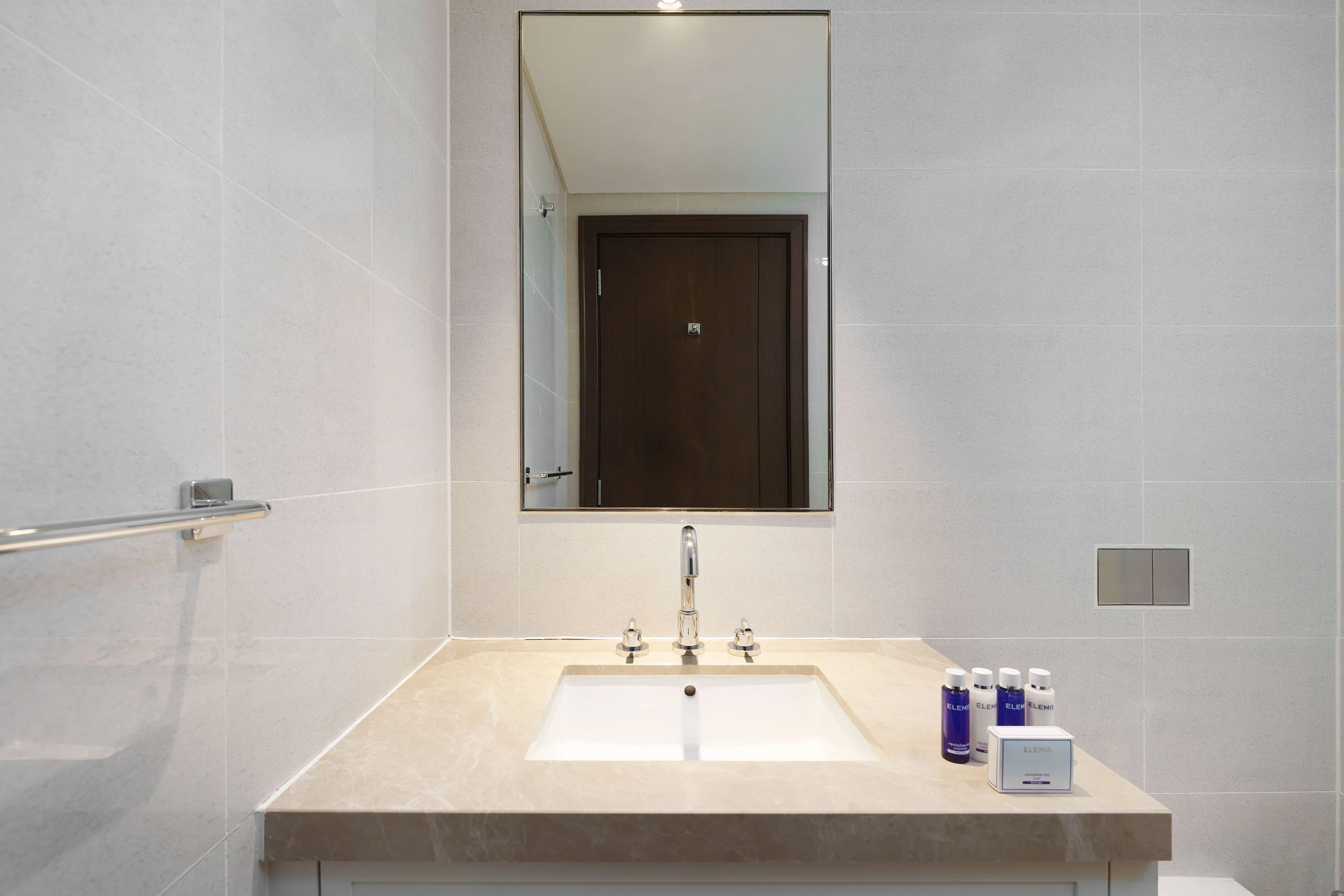 Ultra Chic High-Floor Apt w/ Direct Burj Khalifa & Fountains Views - Image 24