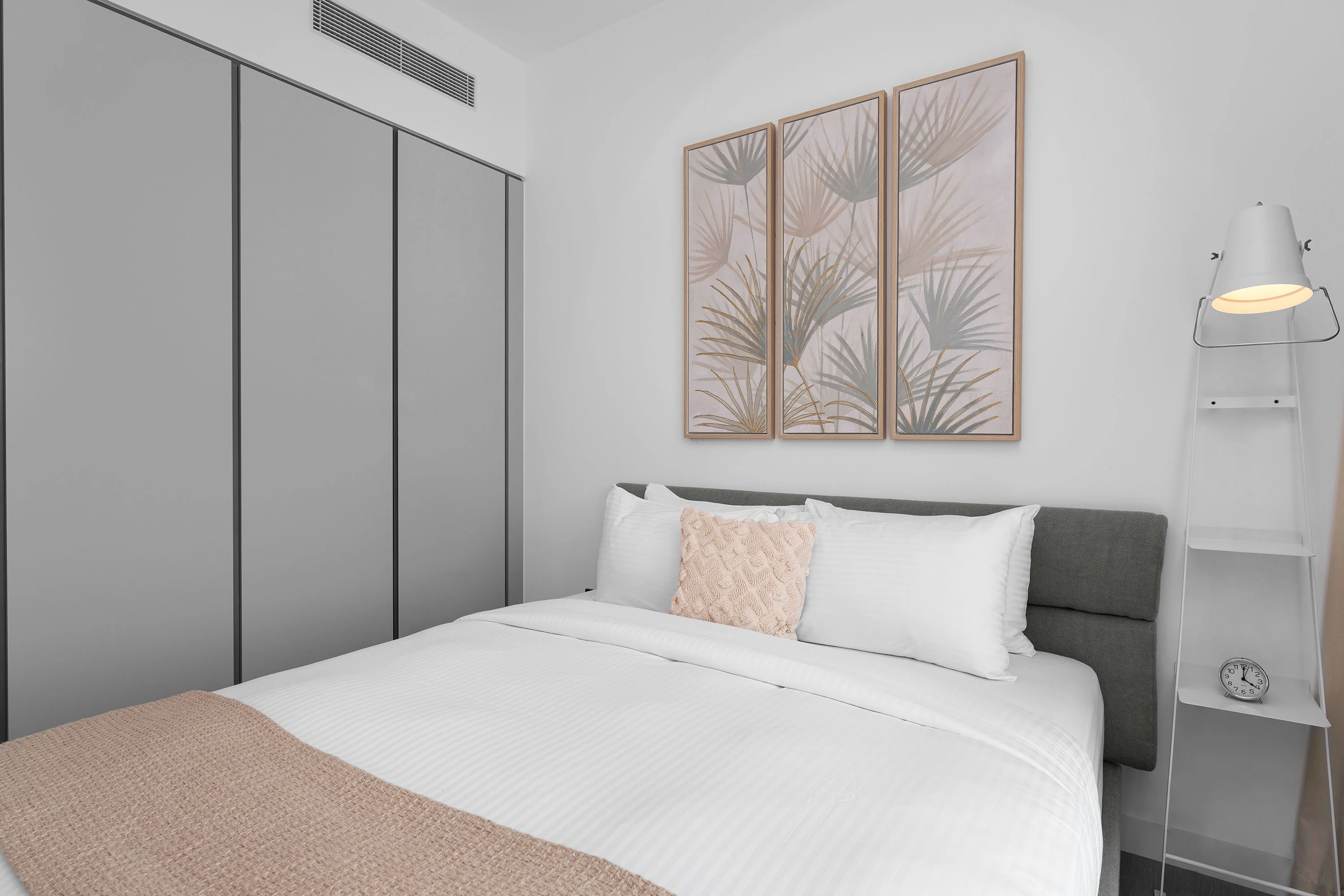 Deluxe 3BR Apt w/ Dubai Marina Vws & Beach Access - Image 14