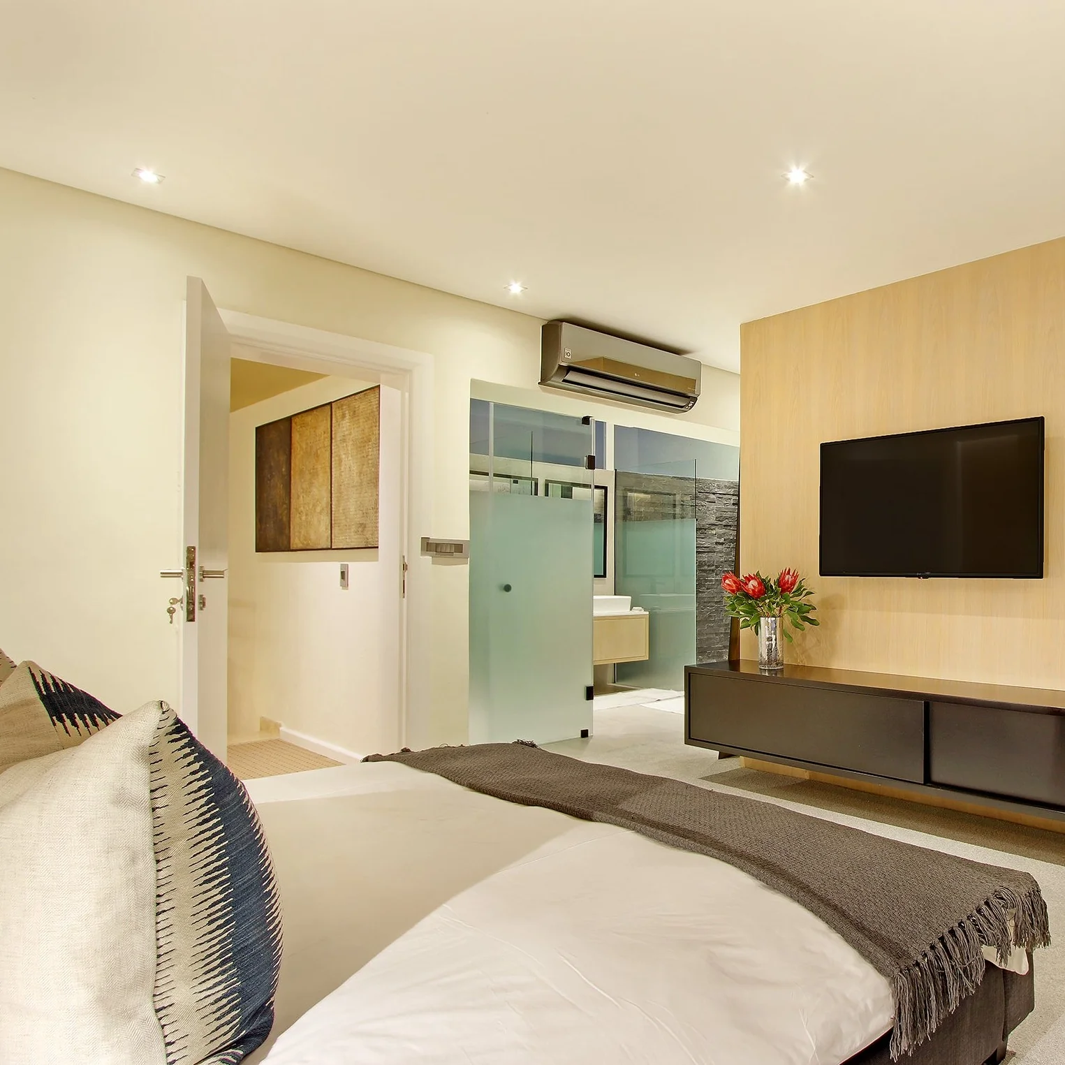 Hollywood Mansion & Spa - Image 8