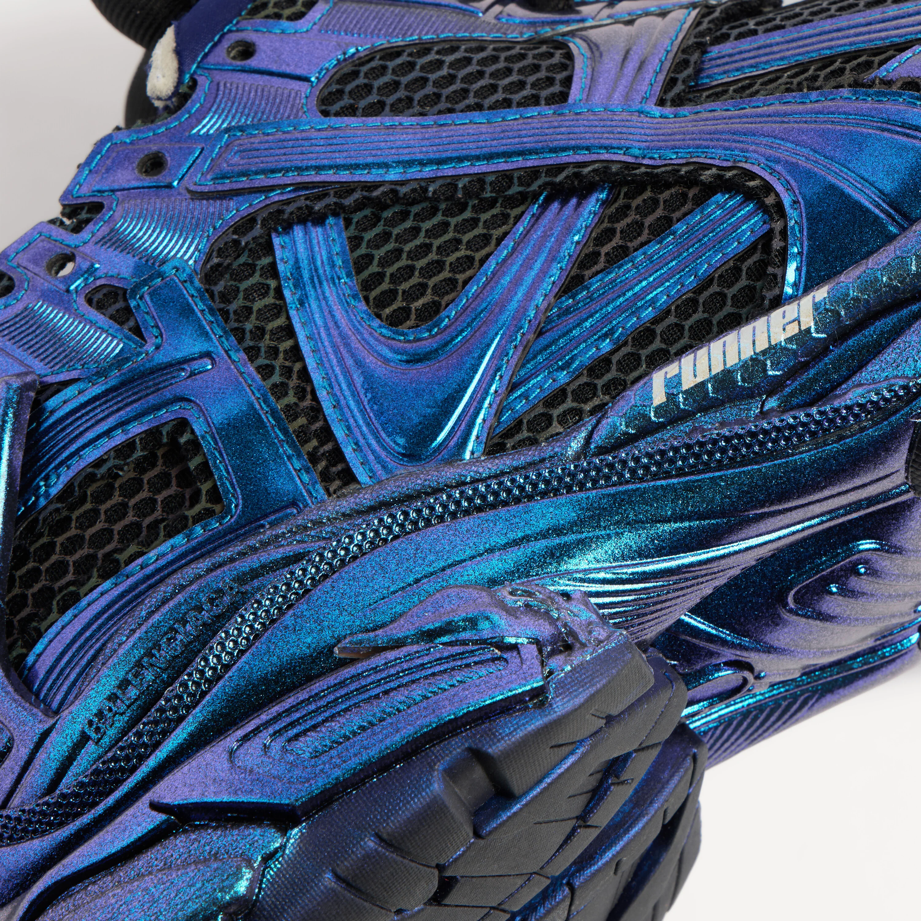 Men's Runner Iridescent Trainers in Blue - Image 3