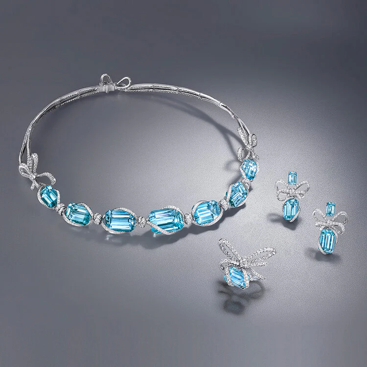 Necklace crafted 18K white gold Lyla's Bow Collection - Image 3