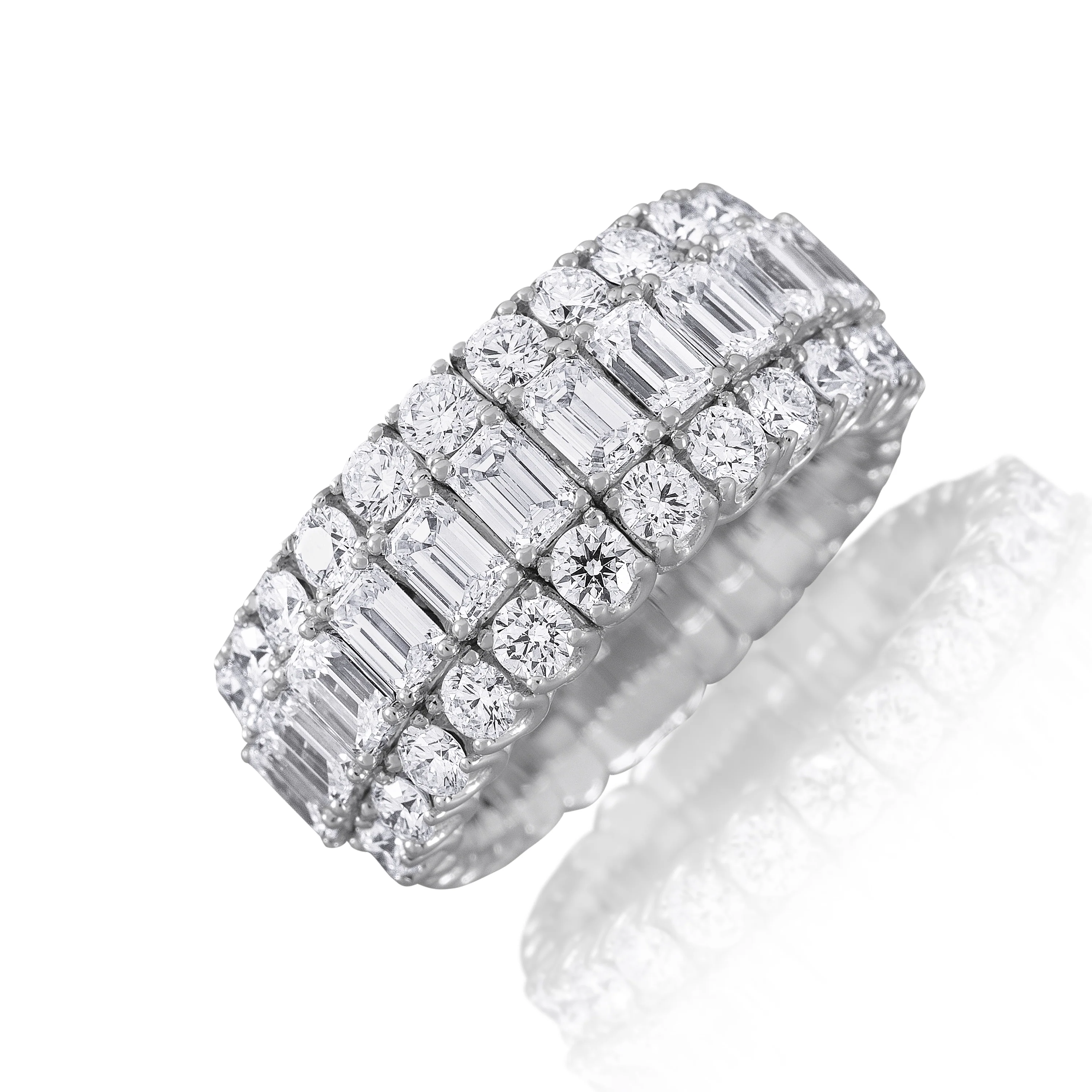 Xpandable™ half-way set diamond band